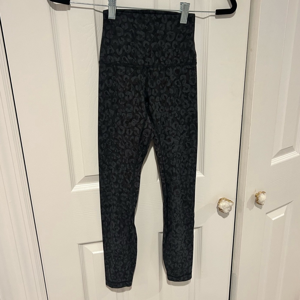 !! Lululemon black cheetah print leggings size: 0 !!